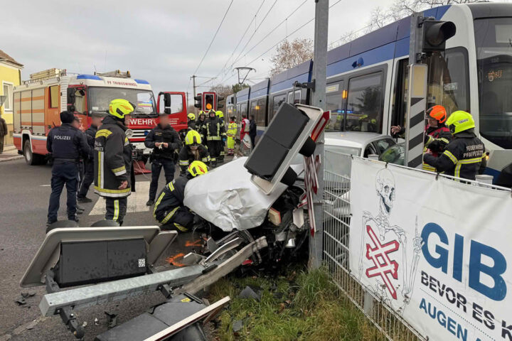 BFKDO Baden: Pkw prallt auf Bahnübergang gegen WLB-Badner Bahn