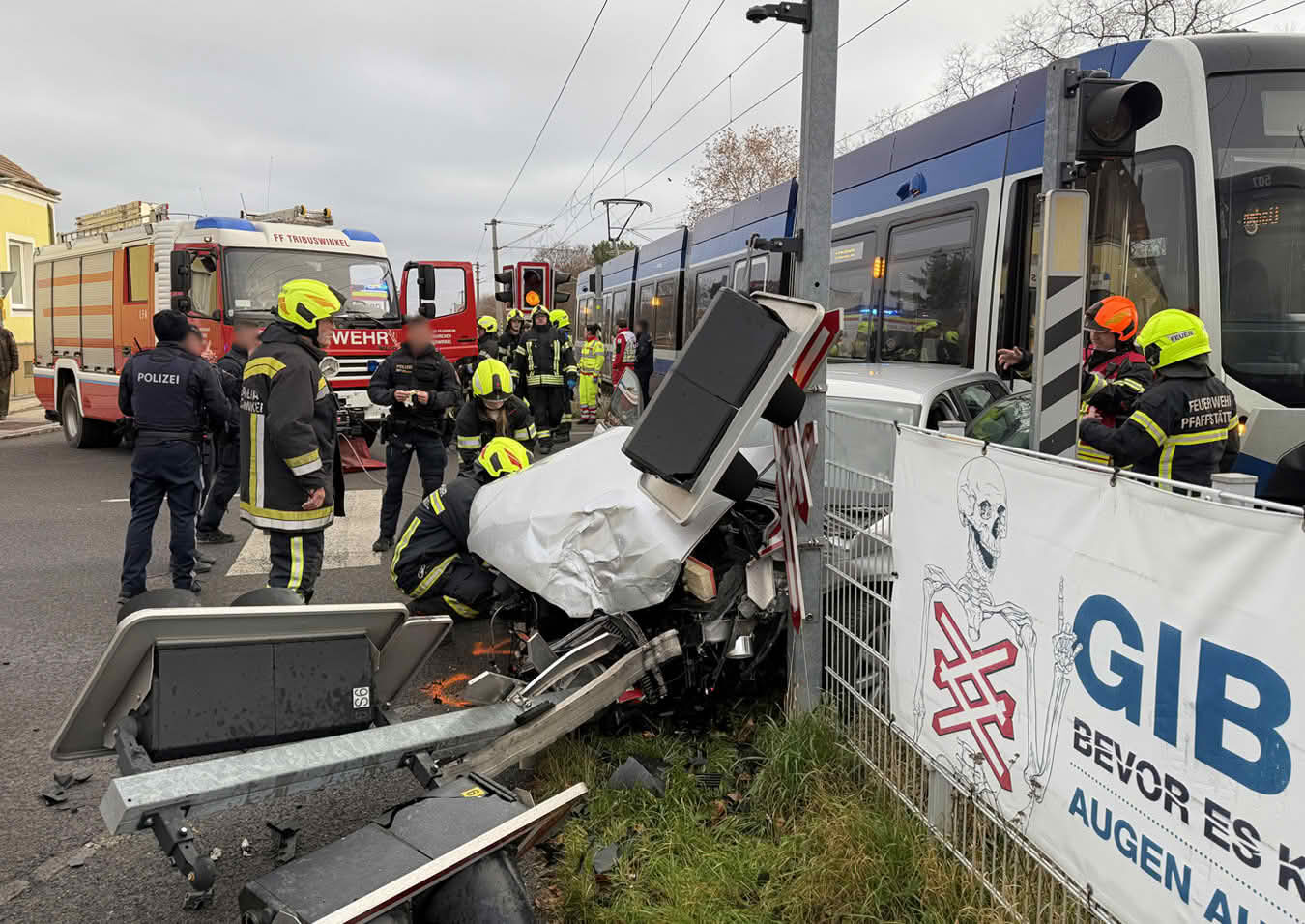 BFKDO Baden: Pkw prallt auf Bahnbergang gegen WLB-Badner Bahn