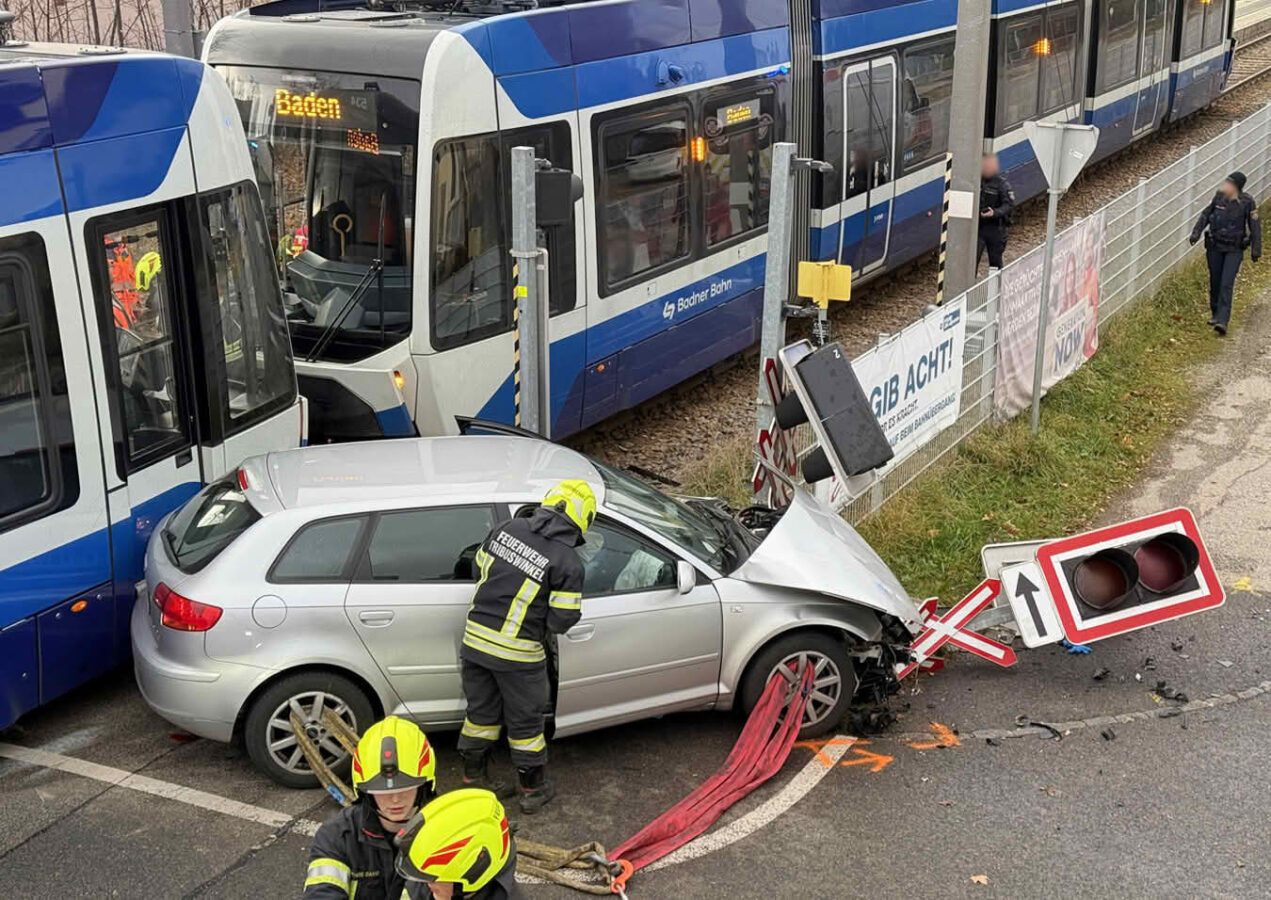 Pkw prallt auf Bahnübergang gegen WLB-Badner Bahn