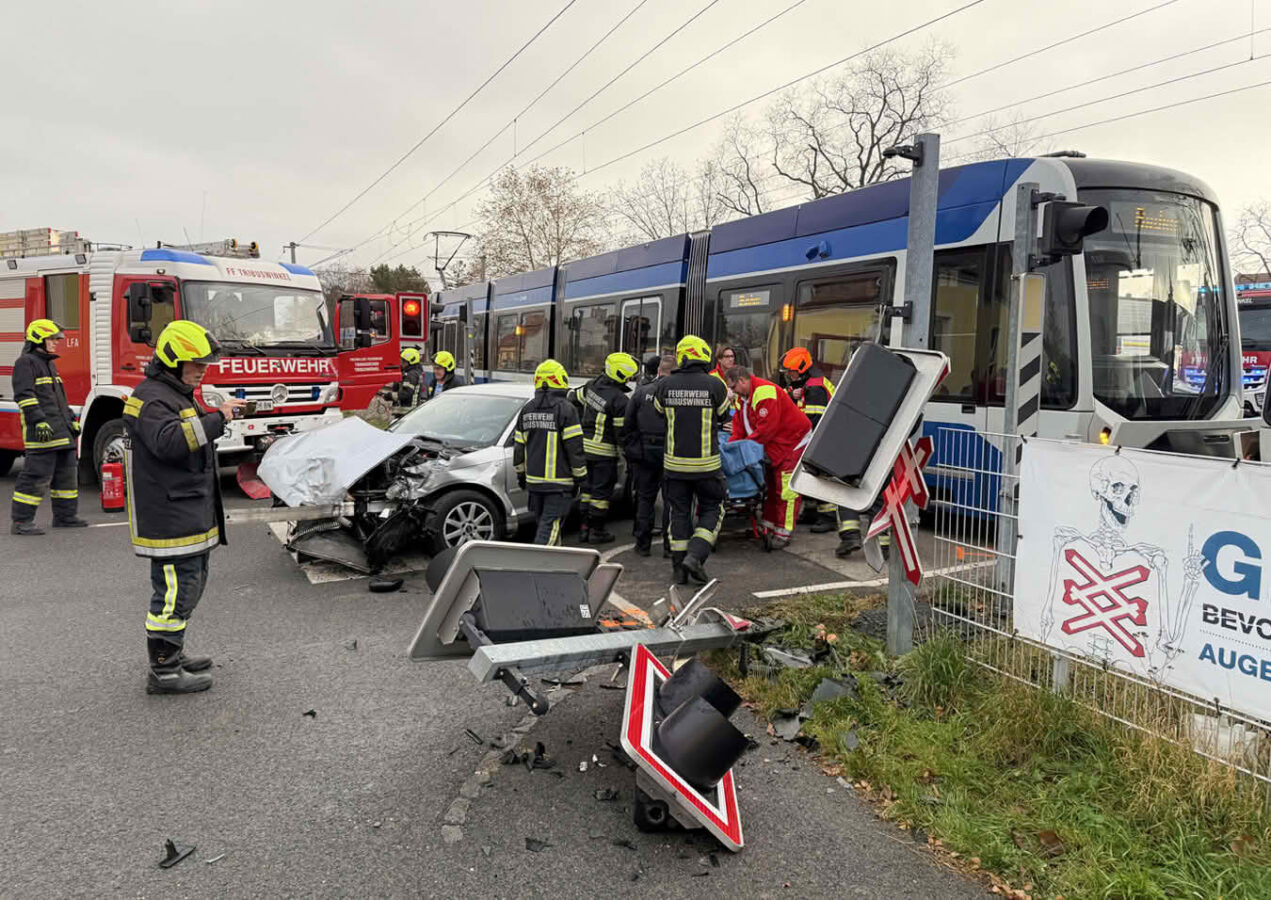 Pkw prallt auf Bahnübergang gegen WLB-Badner Bahn