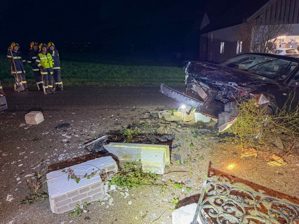 Auto gegen Gesteinsmauer