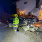 AFK Mondsee: Schwerer Crash – Auto gegen Gesteinsmauer