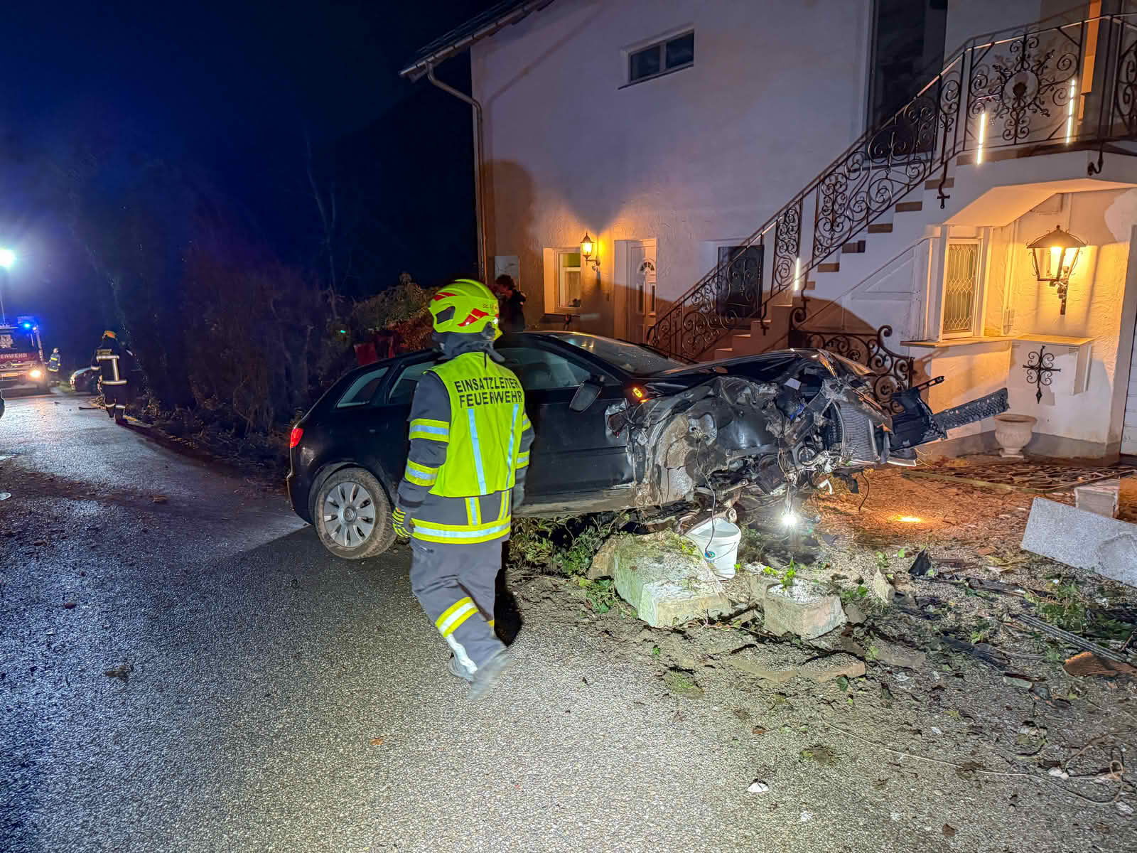 AFK Mondsee: Schwerer Crash – Auto gegen Gesteinsmauer