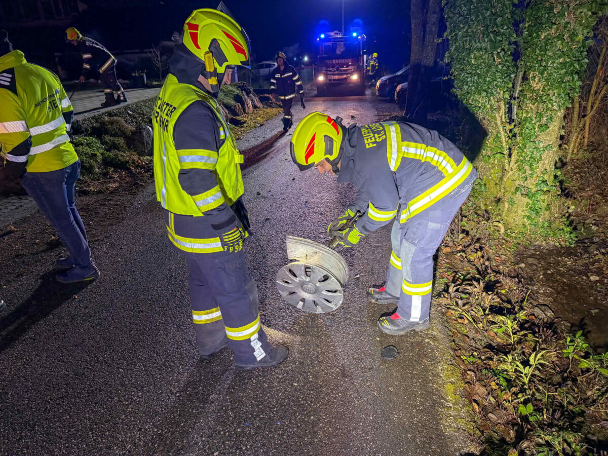 Auto gegen Gesteinsmauer