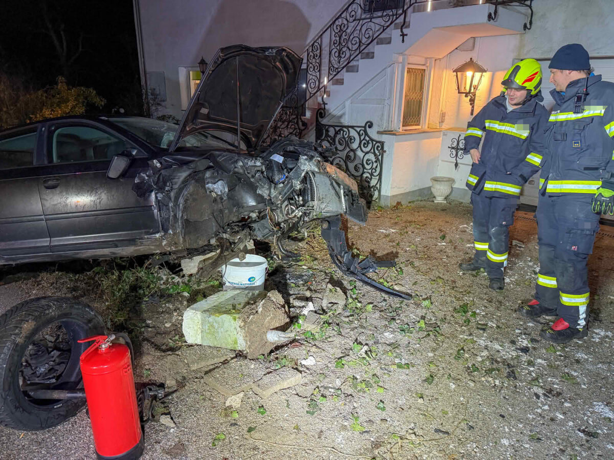 Auto gegen Gesteinsmauer