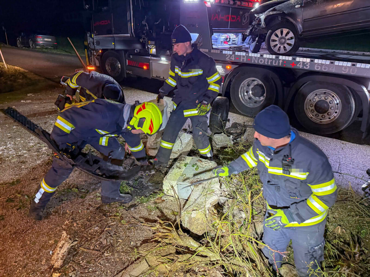 Auto gegen Gesteinsmauer