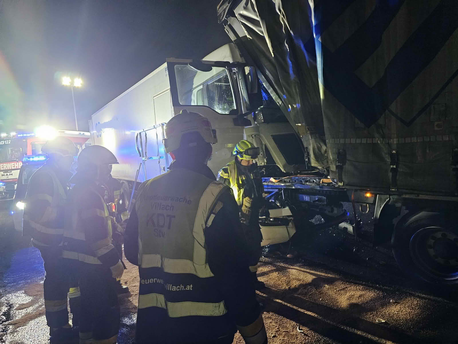 HFW Villach: LKW-Auffahrunfall auf der A10 – 1 Person verletzt