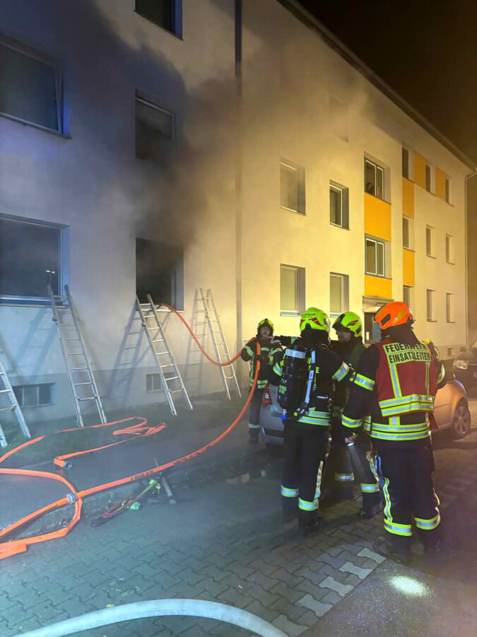 Vier Verletzte bei abendlichem Zimmerbrand