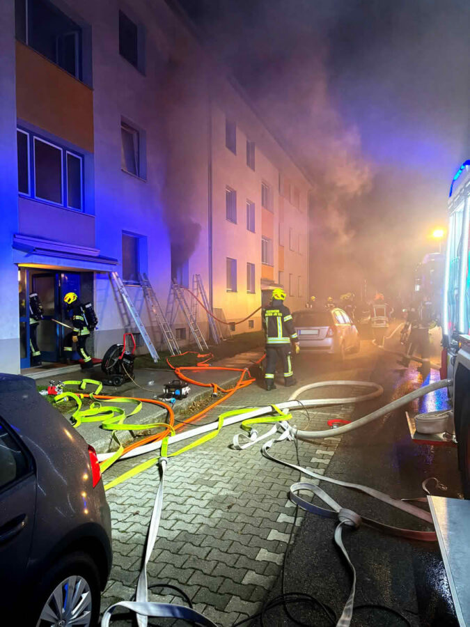 Vier Verletzte bei abendlichem Zimmerbrand