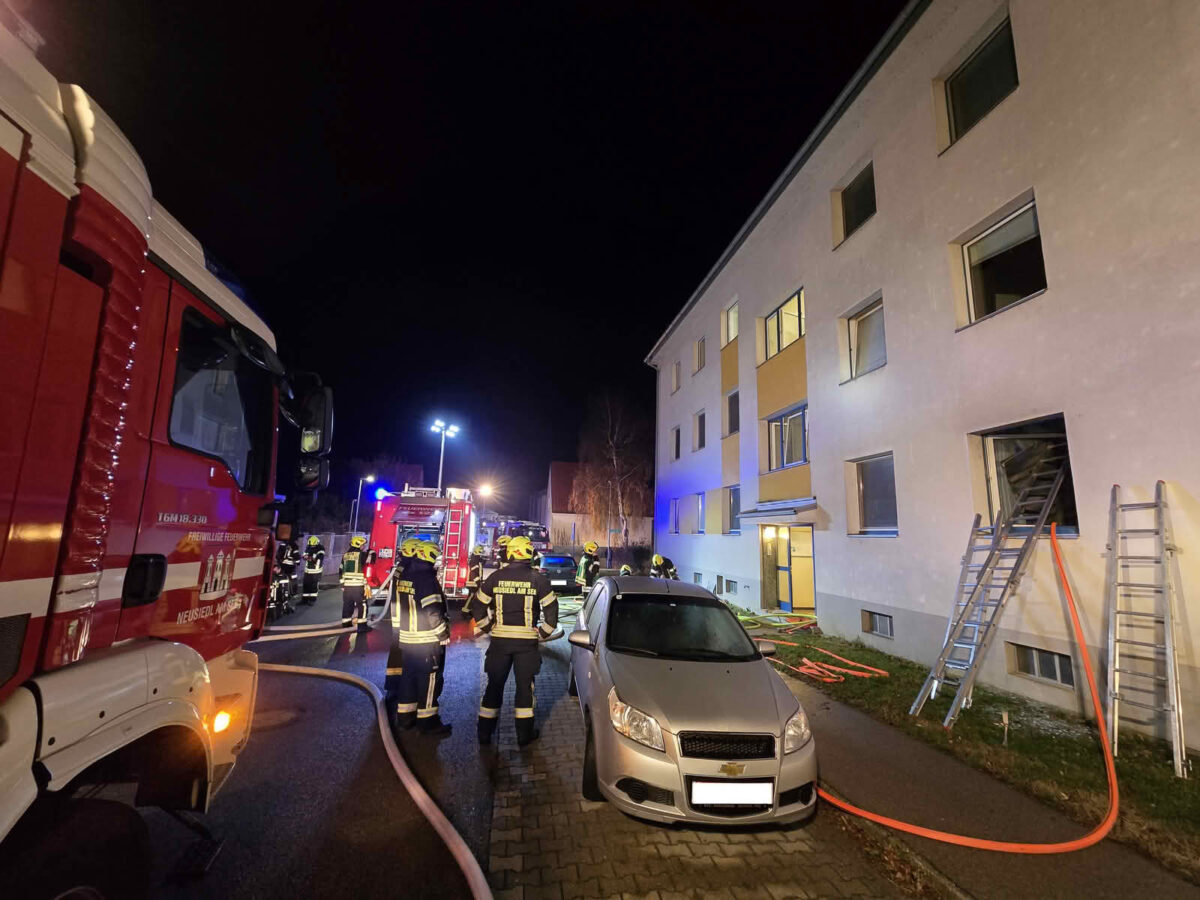 Vier Verletzte bei abendlichem Zimmerbrand