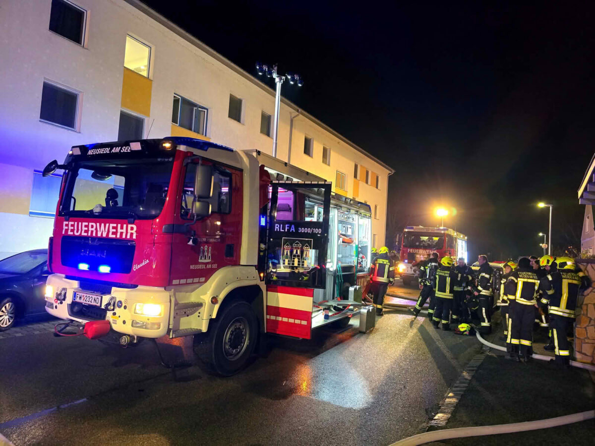 Vier Verletzte bei abendlichem Zimmerbrand
