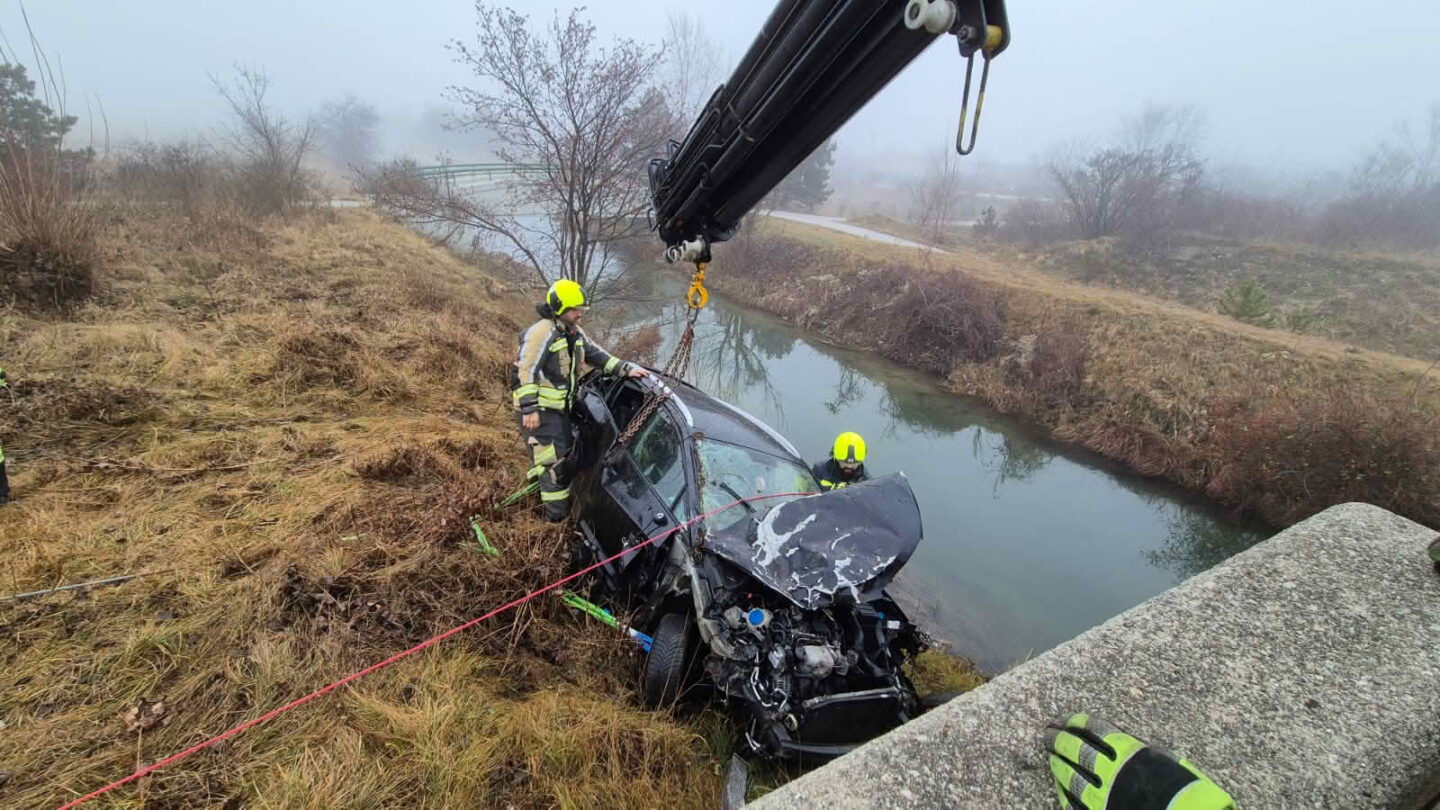 PKW flog über Wiener Neustädter Kanal
