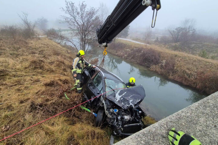 FF Ebenfurth: PKW flog über Wiener Neustädter Kanal