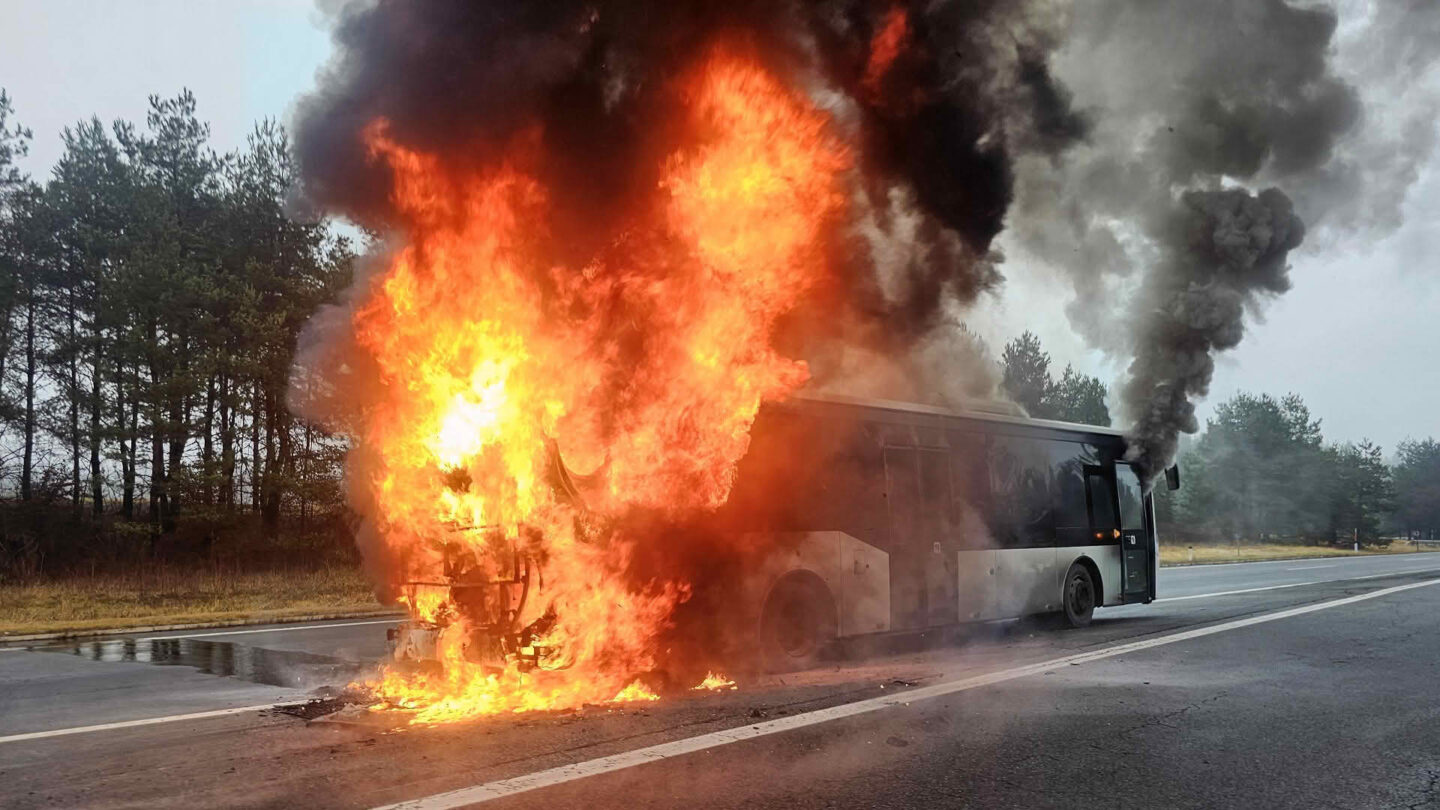 Reisebusbrand auf der Autobahn