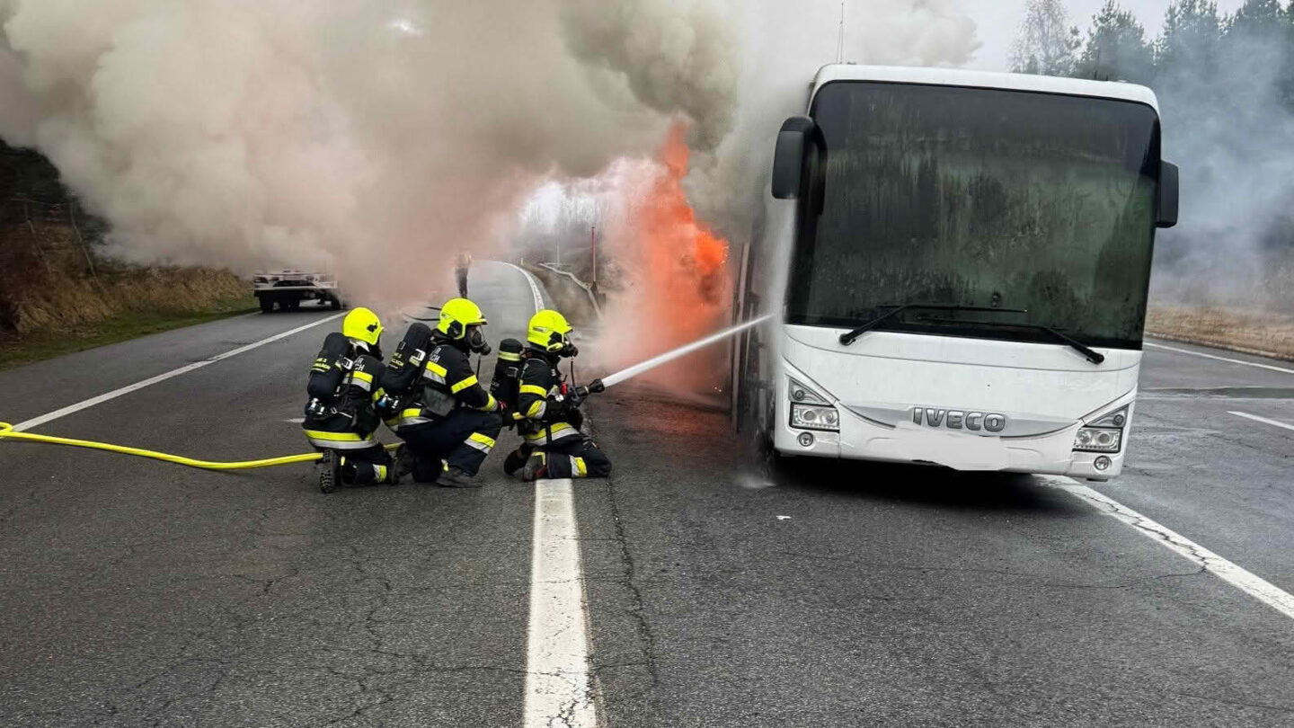 Reisebusbrand auf der Autobahn
