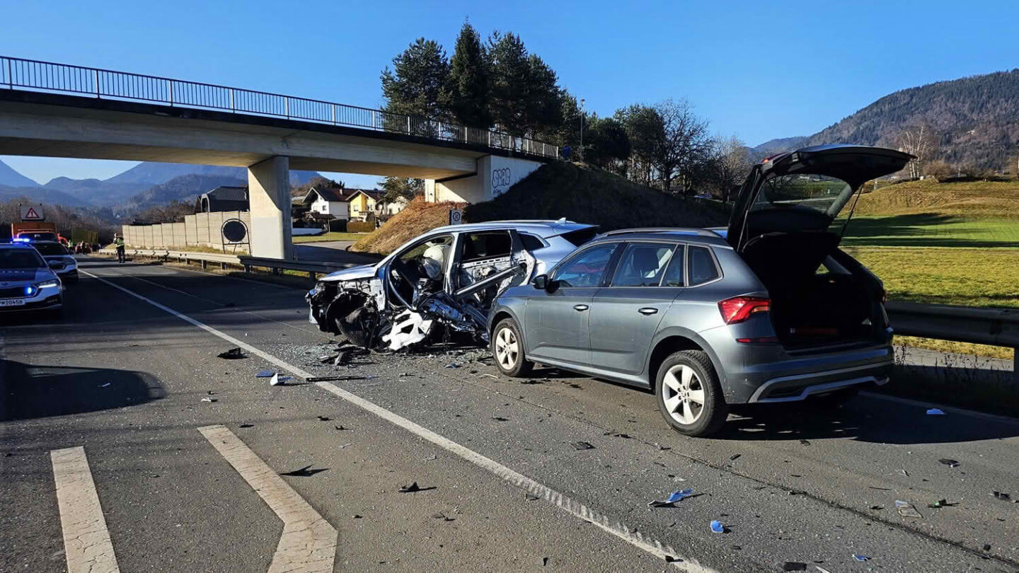 Schwerer Verkehrsunfall auf der B100