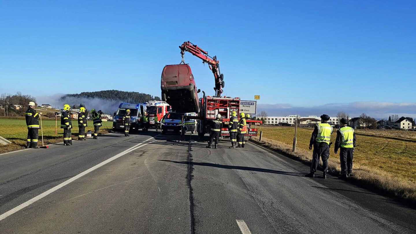 Schwerer Verkehrsunfall auf der B100