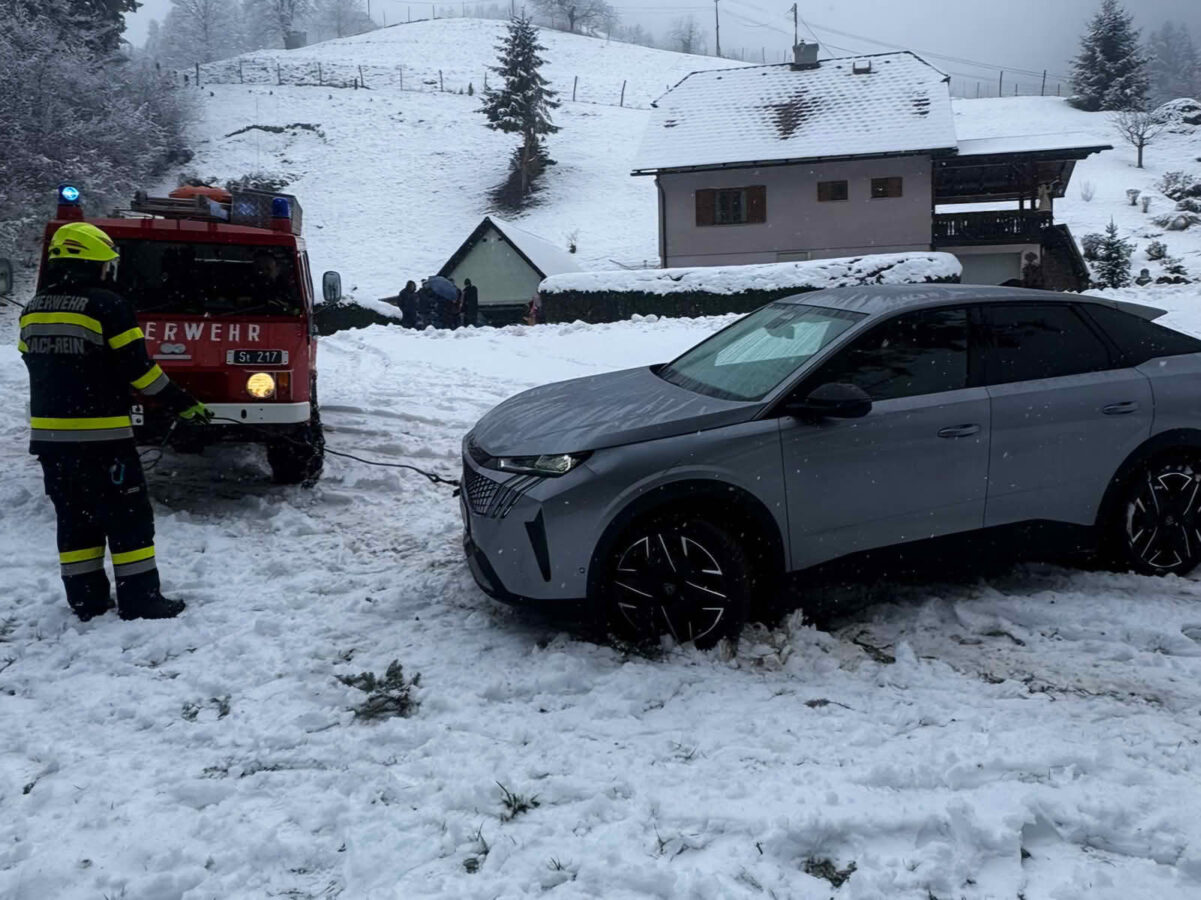 Feuerwehreinsätze durch Schneefall am Heiligen Abend