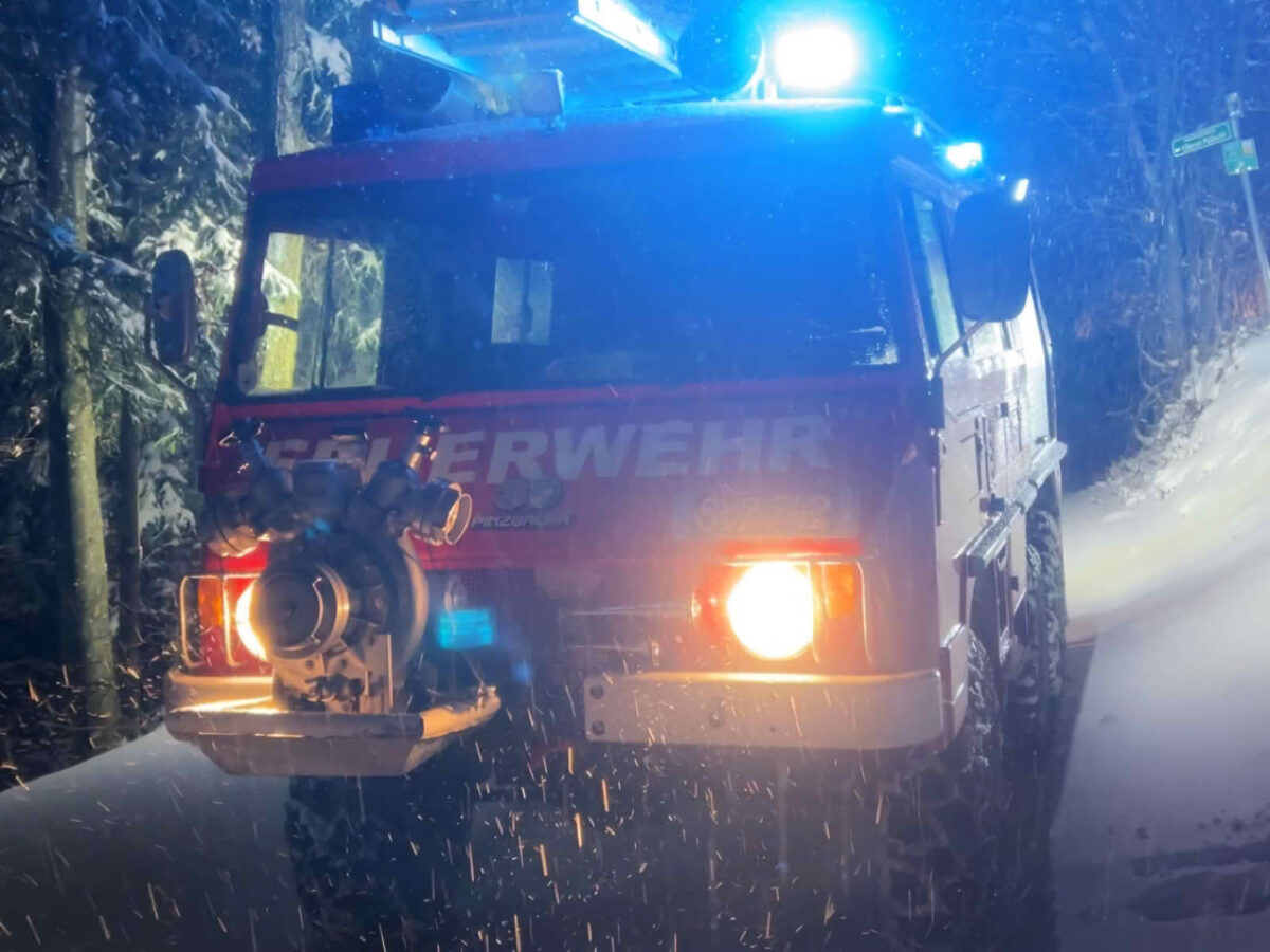 Feuerwehreinsätze durch Schneefall am Heiligen Abend