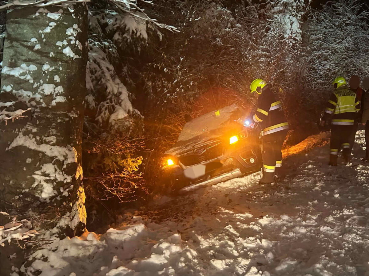 Feuerwehreinsätze durch Schneefall am Heiligen Abend