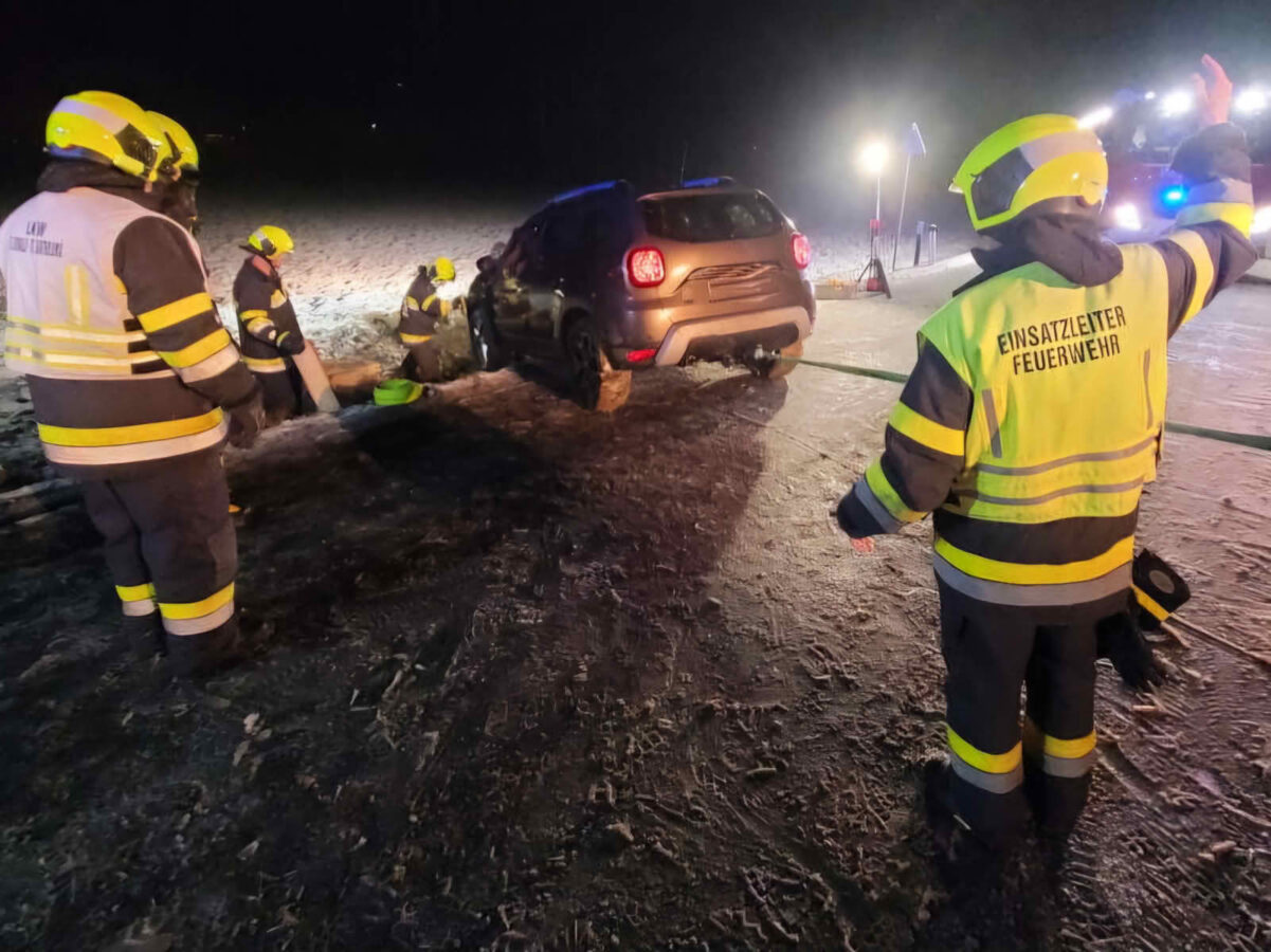 Feuerwehreinsätze durch Schneefall am Heiligen Abend