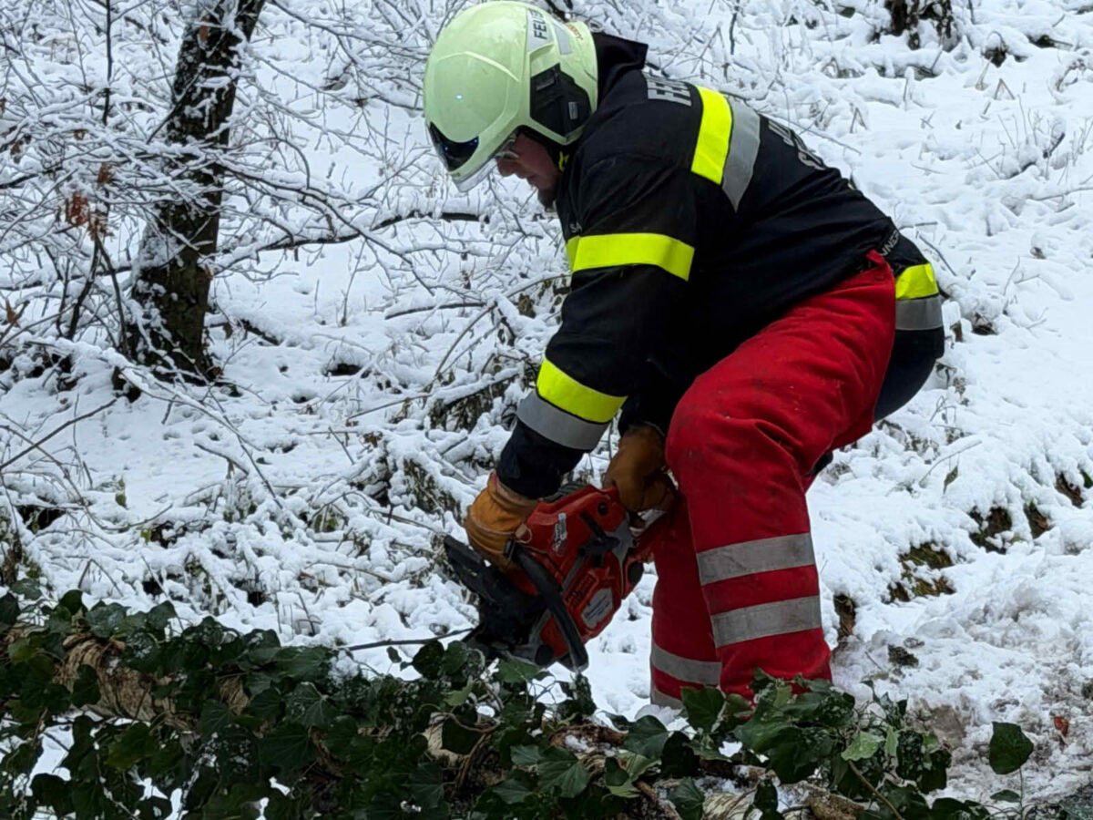 Feuerwehreinsätze durch Schneefall am Heiligen Abend