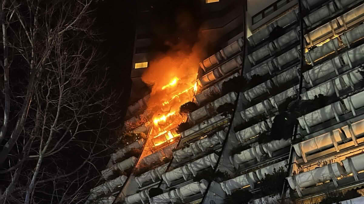 BF Wien: Zimmerbrand und mehrer Balkonbrände im Wohnpark Alterlaa