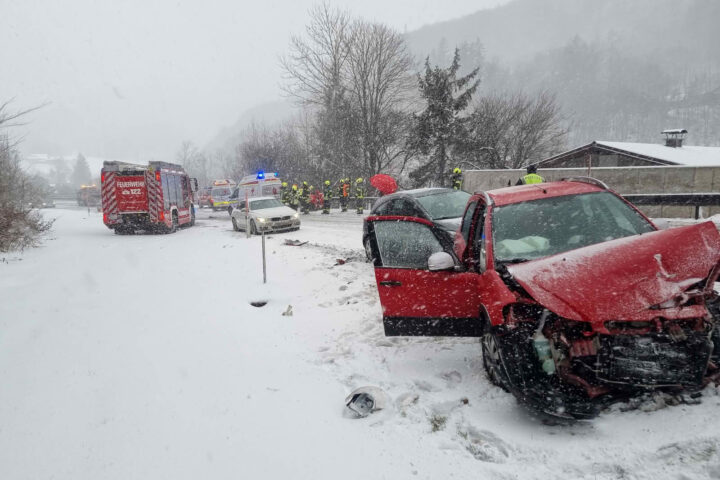 FF Bad Ischl: 3 Fahrzeuge in schweren Verkehrsunfall verwickelt