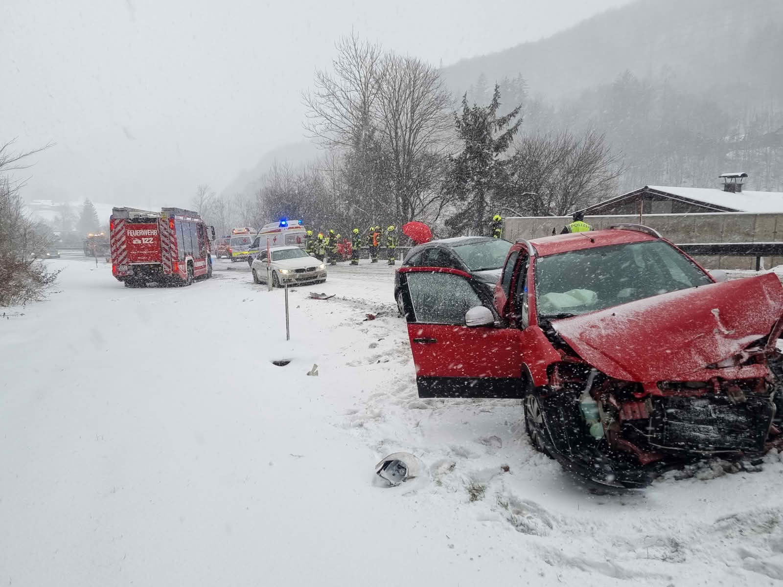 FF Bad Ischl: 3 Fahrzeuge in schweren Verkehrsunfall verwickelt