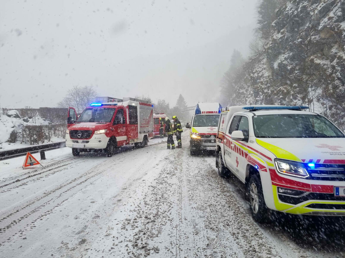3 Fahrzeuge in schweren Verkehrsunfall verwickelt