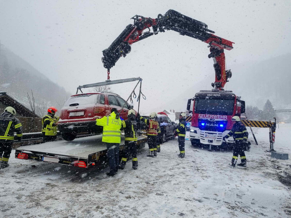 3 Fahrzeuge in schweren Verkehrsunfall verwickelt