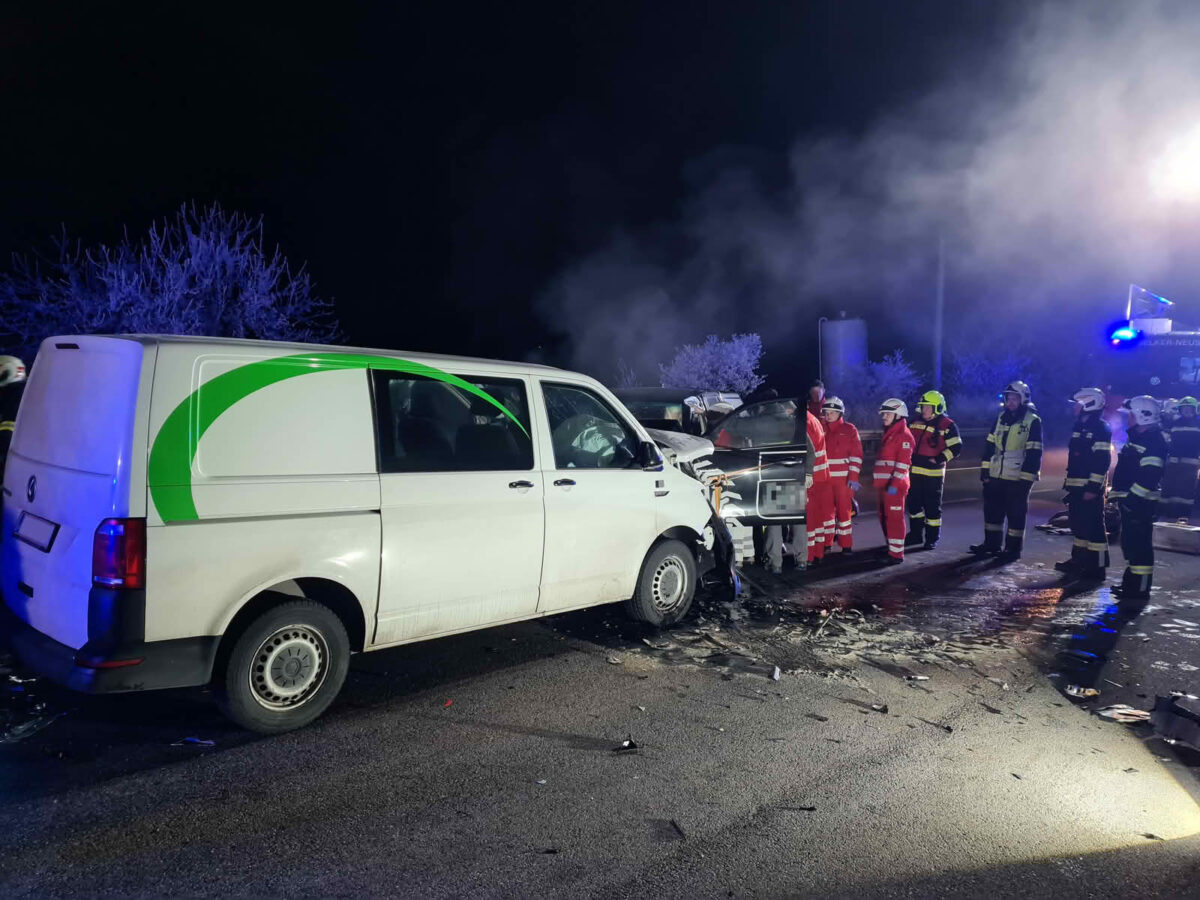FrontalzusammenstoĆ forderte 2 Verletzte