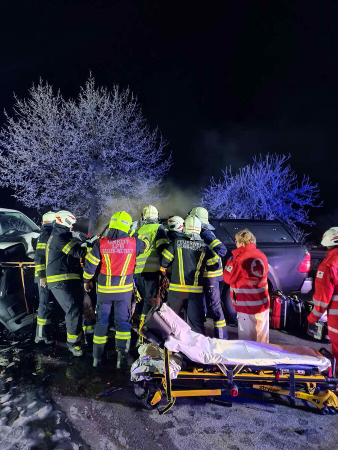 FrontalzusammenstoĆ forderte 2 Verletzte