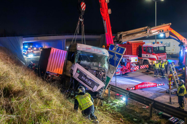 FF Vösendorf: Schwerer Verkehrsunfall auf der S1