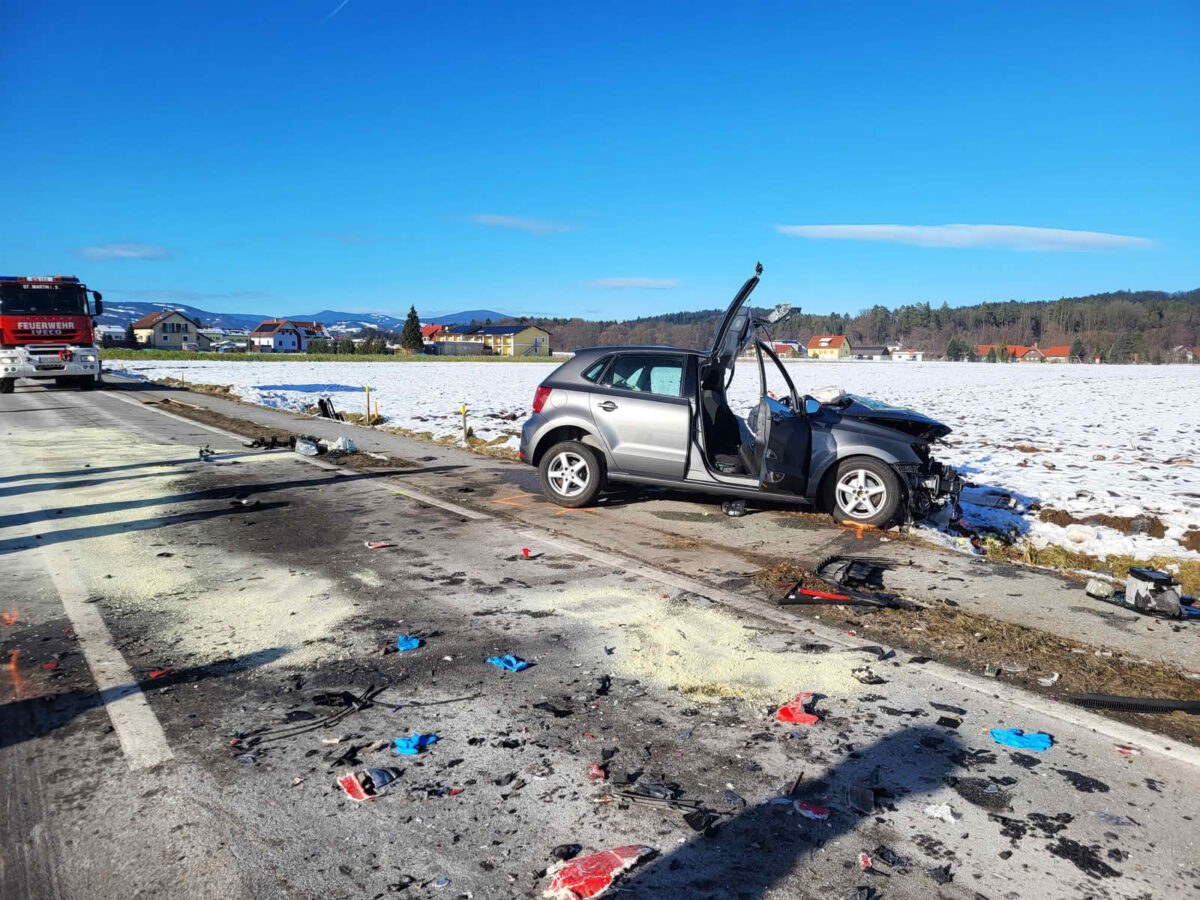 Schwerer Verkehrsunfall mit Gefahrenstoff-LKW und 2 PKW