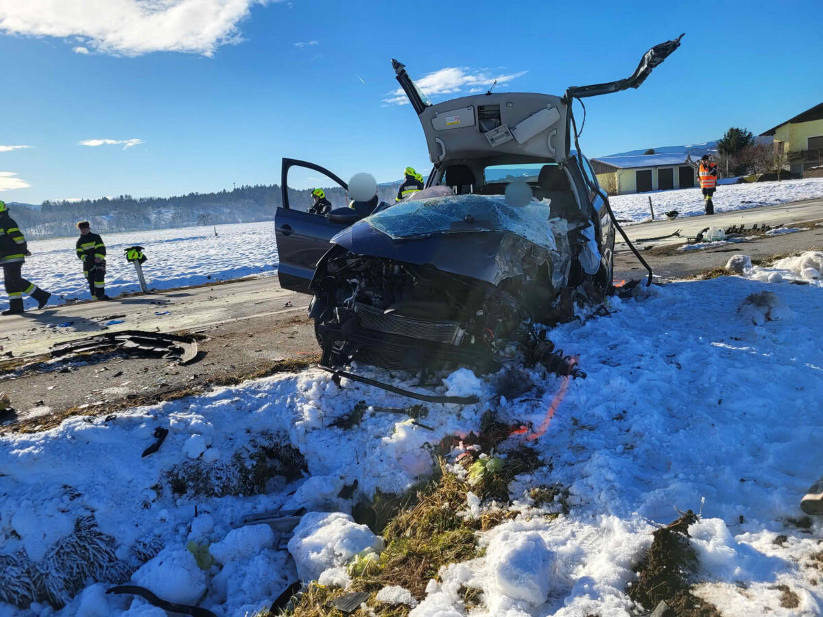 Schwerer Verkehrsunfall mit Gefahrenstoff-LKW und 2 PKW