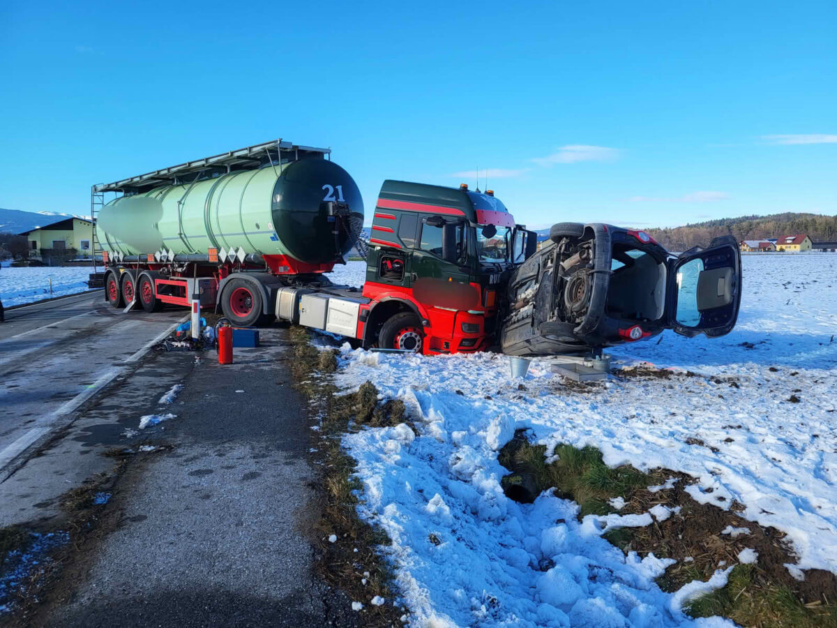 Schwerer Verkehrsunfall mit Gefahrenstoff-LKW und 2 PKW