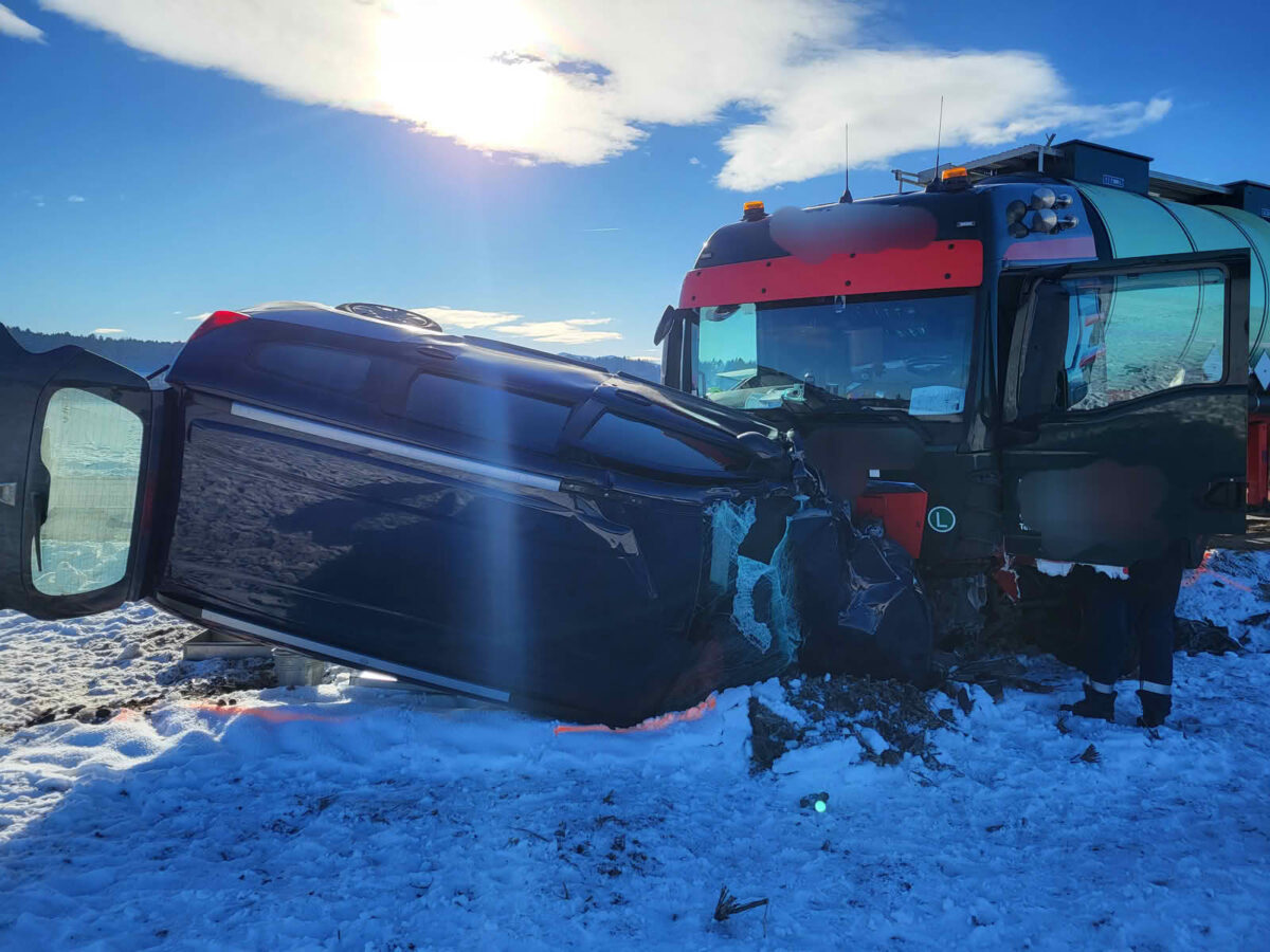 Schwerer Verkehrsunfall mit Gefahrenstoff-LKW und 2 PKW