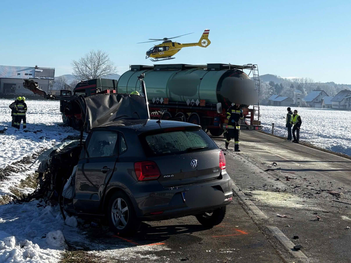 Schwerer Verkehrsunfall mit Gefahrenstoff-LKW und 2 PKW