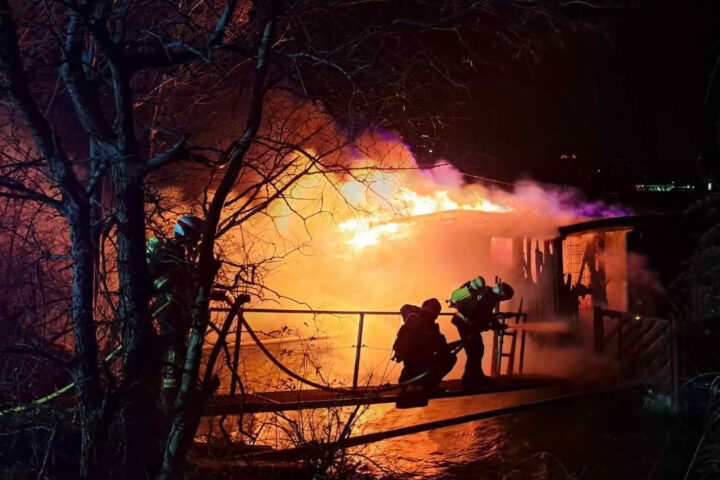 BF Wien: Bilanz Silvesternacht – 1 Feuerwehrmann leicht verletzt.