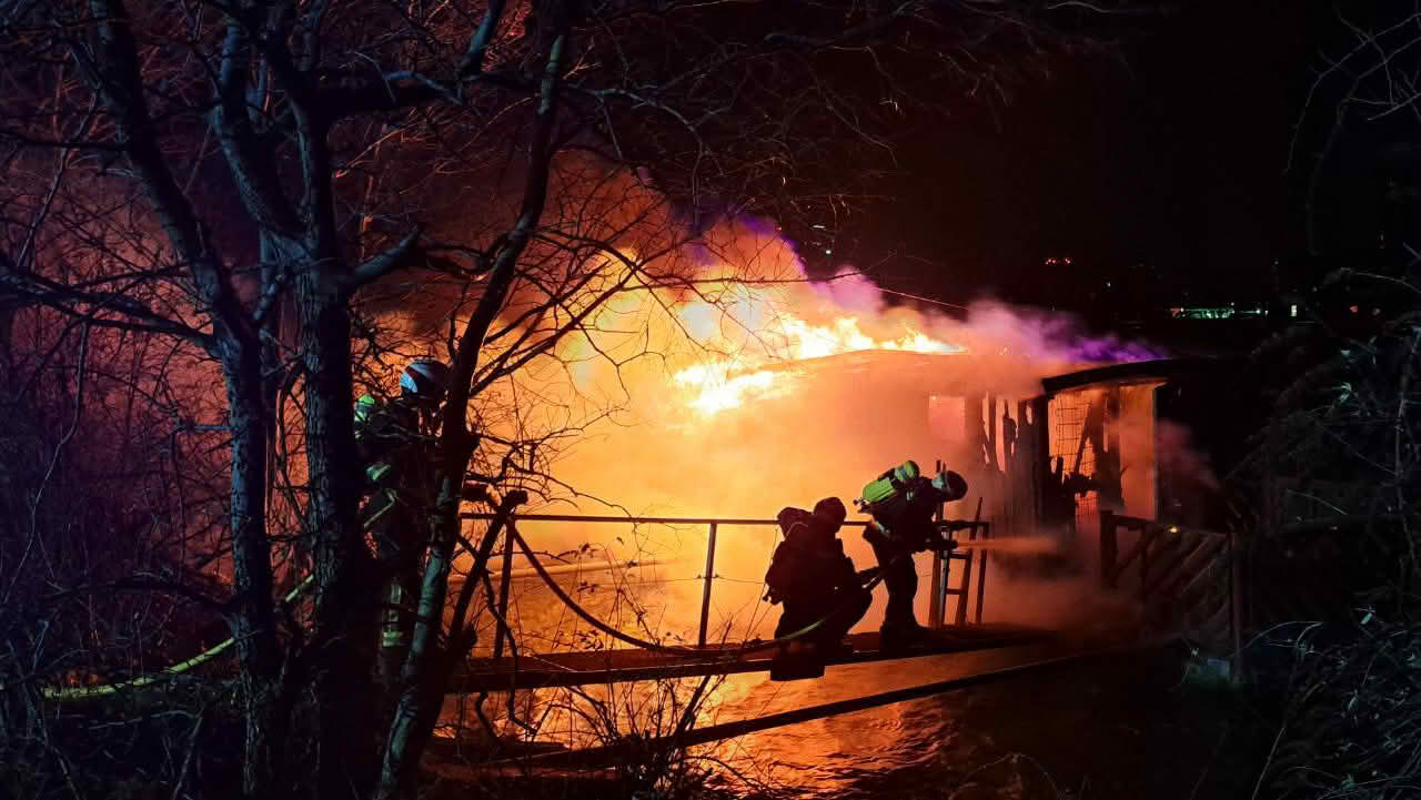 BF Wien: Bilanz Silvesternacht – 1 Feuerwehrmann leicht verletzt.
