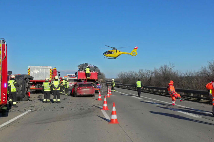 BFKDO Baden: Pkw prallt gegen Streckendienstfahrzeug auf der A2 – 3 Verletzte!
