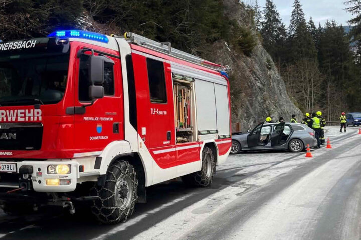 T10-Verkehrsunfall mit eingeklemmter Person