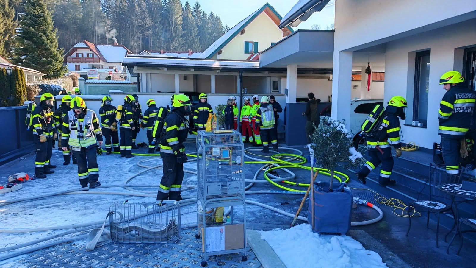 FF Eisbach-Rein: Zimmerbrand in Schirning – Person und Tiere gerettet