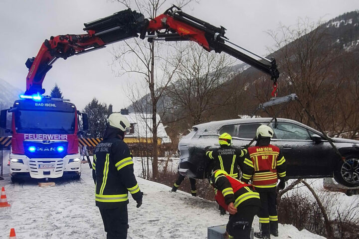 FF Bad Ischl: 2 Fahrzeugbergungen