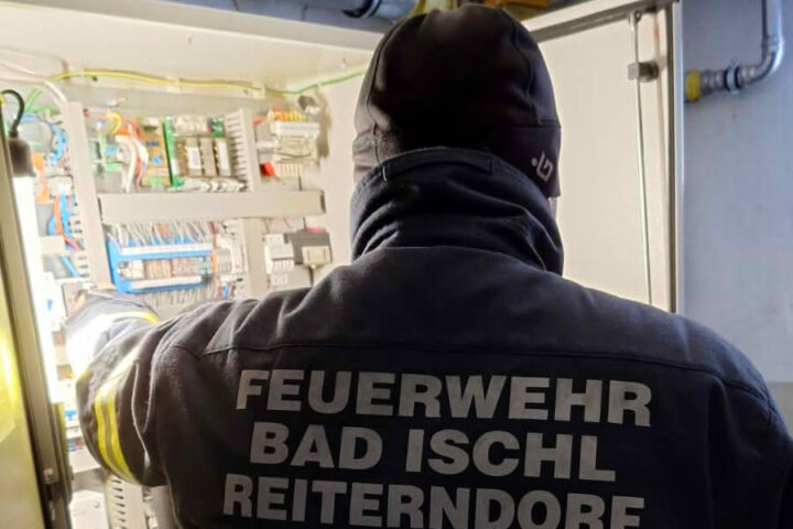 FW Reiterndorf befreit mehrere Personen aus Aufzug