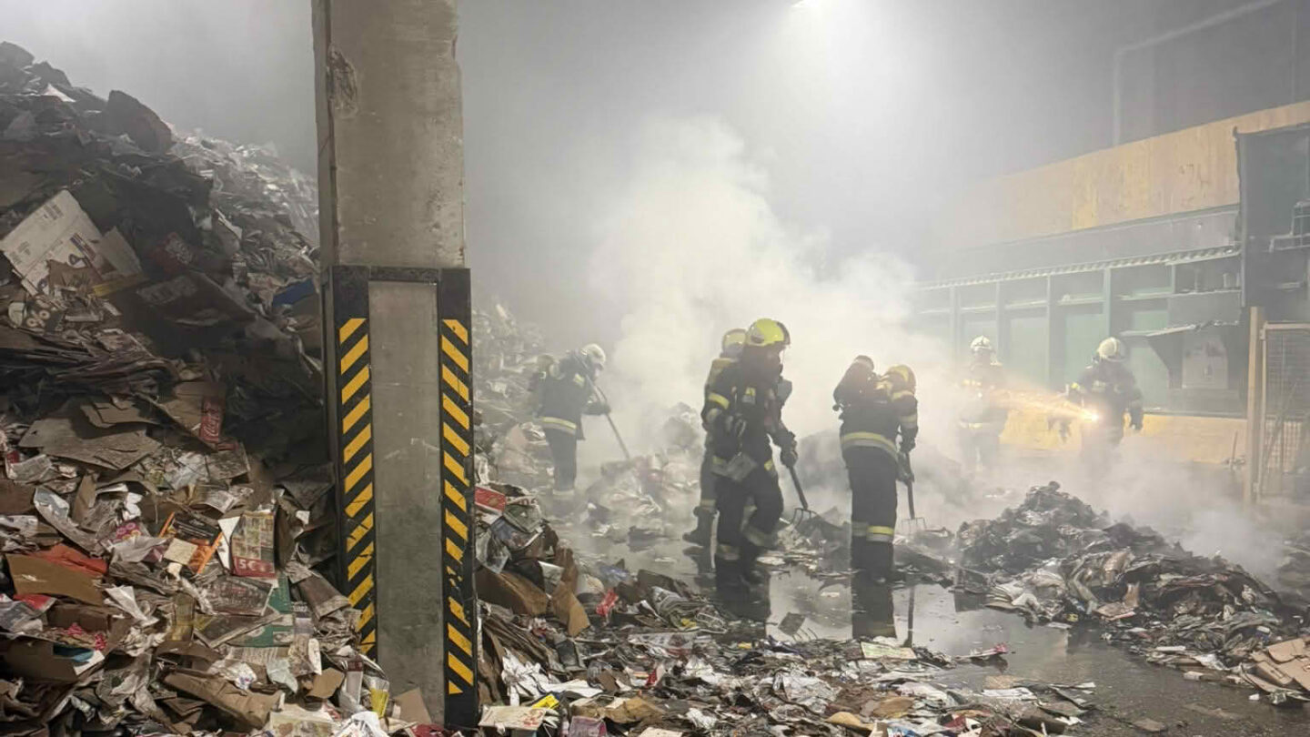 Brand in Lagerhalle eines Papierrecyclingunternehmens