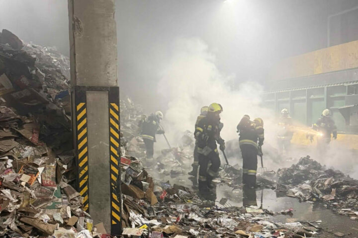 HFW Villach: Brand in Lagerhalle eines Papierrecyclingunternehmens