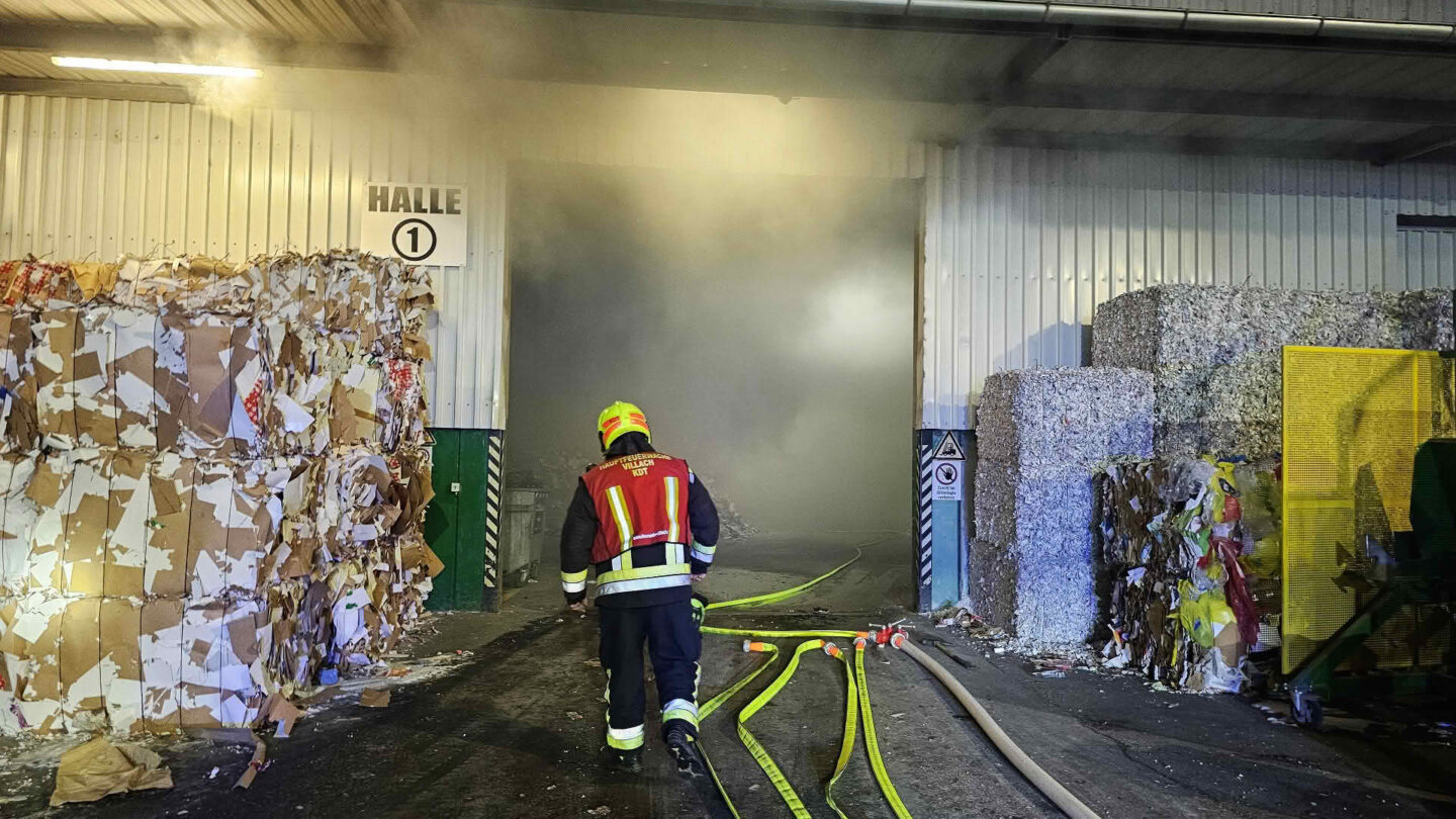 Brand in Lagerhalle eines Papierrecyclingunternehmens