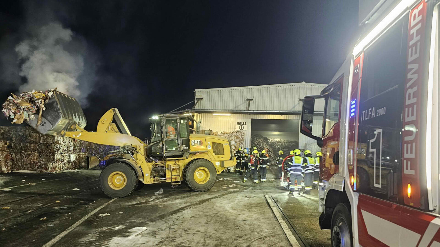 Brand in Lagerhalle eines Papierrecyclingunternehmens